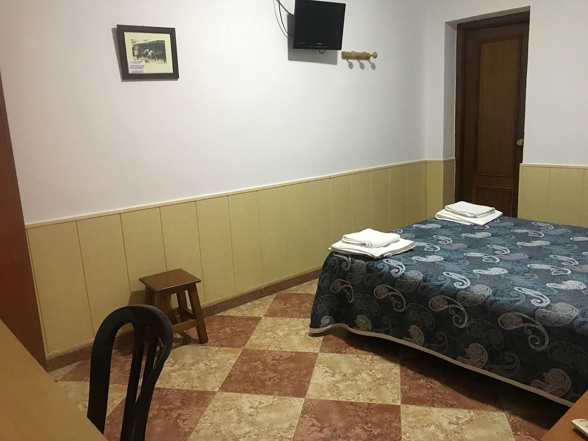 Hostal Bar San Pedro Mairena De Alcor Dış mekan fotoğraf